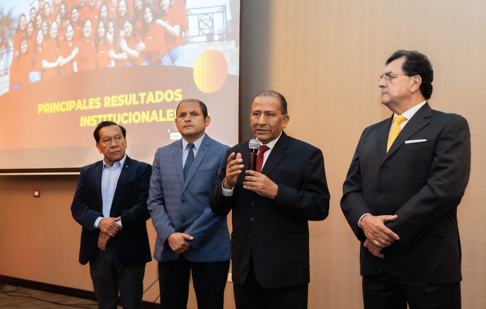 Imagen Caja Trujillo celebra hito de S/ 3,000 millones en créditos junto a autoridades
                                        y líderes empresariales